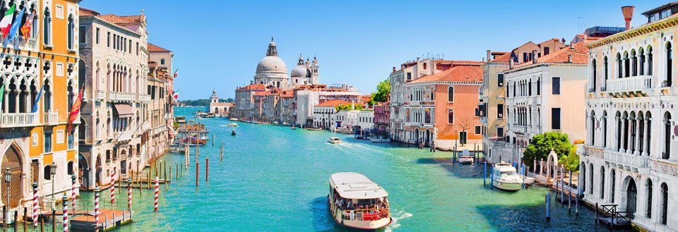 Panoramabillede af Grand Canal i Venedig, med historiske bygninger og gondoler.