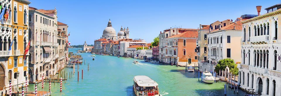Den travle Canal Grande i Venedig med farverige bygninger og både.